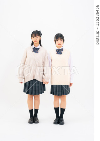仲良く寄り添う二人の女子学生の全身写真 仲良く寄り添う二人の女子学生の全身写真 136286456