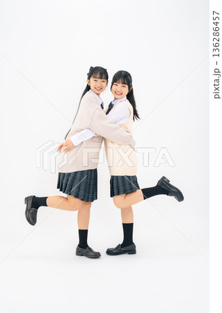 仲良く寄り添う二人の女子学生の全身写真 仲良く寄り添う二人の女子学生の全身写真 136286457