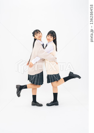 仲良く寄り添う二人の女子学生の全身写真 136286458
