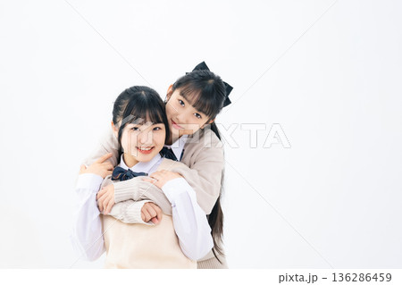 仲良く寄り添う二人の女子学生 仲良く寄り添う二人の女子学生 136286459