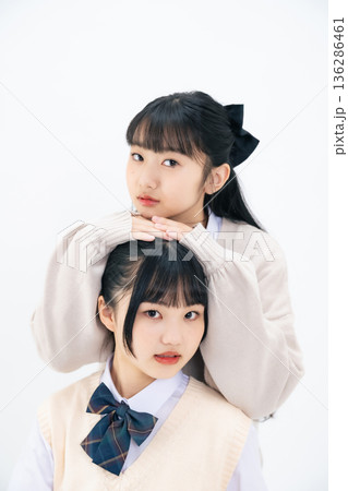 仲良く寄り添う二人の女子学生 136286461