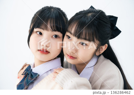 仲良く寄り添う二人の女子学生 136286462