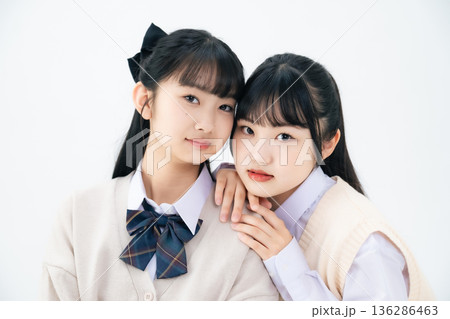 仲良く寄り添う二人の女子学生 仲良く寄り添う二人の女子学生 136286463