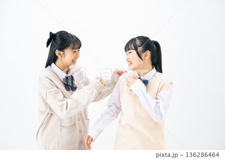 仲良く寄り添う二人の女子学生 仲良く寄り添う二人の女子学生 136286464