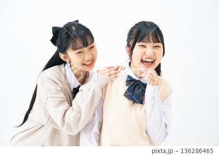 仲良く寄り添う二人の女子学生 仲良く寄り添う二人の女子学生 136286465