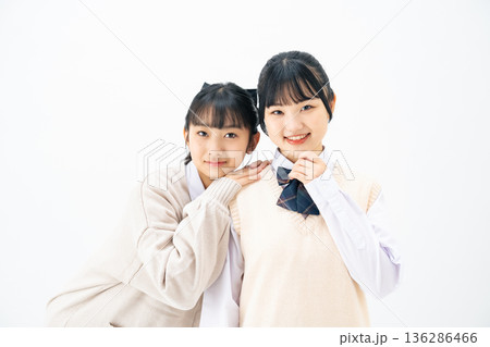 仲良く寄り添う二人の女子学生 136286466