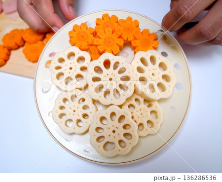 和食の飾り切りの準備，花蓮根と花にんじん 136286536