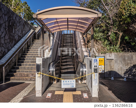 閉庁日に利用停止となった役場のエスカレーターと階段 136286618