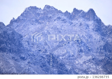 積雪の妙義山 積雪の妙義山 136286735