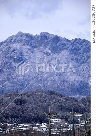 雪化粧の妙義山 136286737