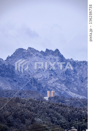 雪化粧した妙義山 136286738