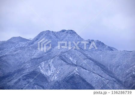 雪の残る稲含山 136286739