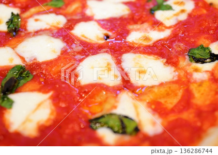 おいしいマルゲリータのチーズとトマトソース 136286744