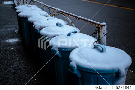 ゴミ箱に降り積もった雪 ゴミ箱に降り積もった雪 136286844