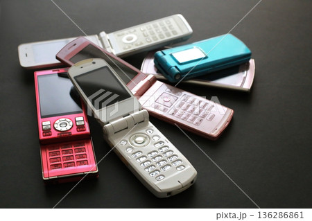 白い背景に置いたひと昔前のガラケイの携帯電話 白い背景に置いたひと昔前のガラケイの携帯電話 136286861