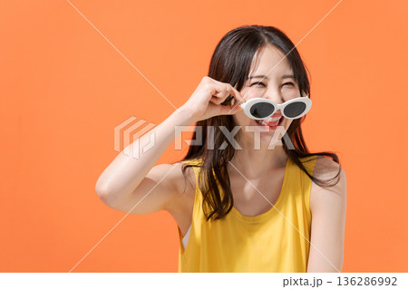 オレンジバックの笑顔の女性 136286992