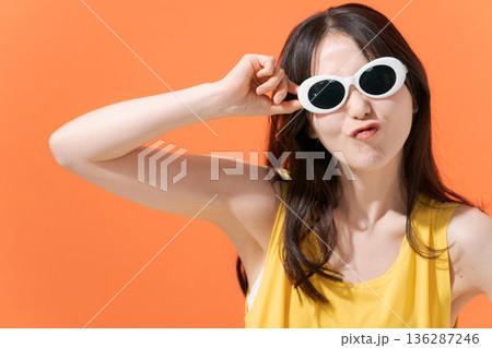 オレンジバックの笑顔の女性 オレンジバックの笑顔の女性 136287246