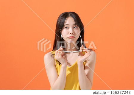 オレンジバックの笑顔の女性 136287248