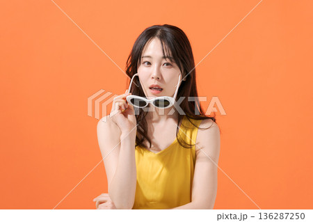 オレンジバックの笑顔の女性 136287250