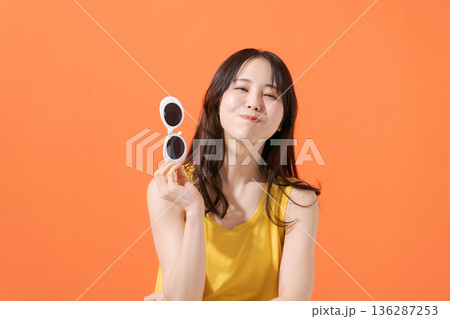 オレンジバックの笑顔の女性 オレンジバックの笑顔の女性 136287253