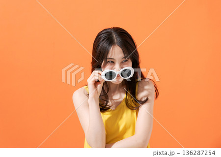 オレンジバックの笑顔の女性 オレンジバックの笑顔の女性 136287254