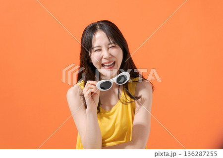 オレンジバックの笑顔の女性 オレンジバックの笑顔の女性 136287255