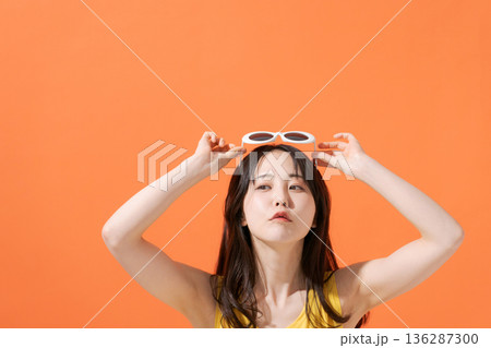 サングラスをかけた若い女性 136287300