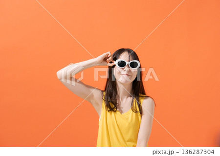 サングラスをかけた若い女性 136287304