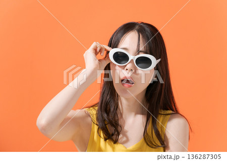 サングラスをかけた若い女性 136287305