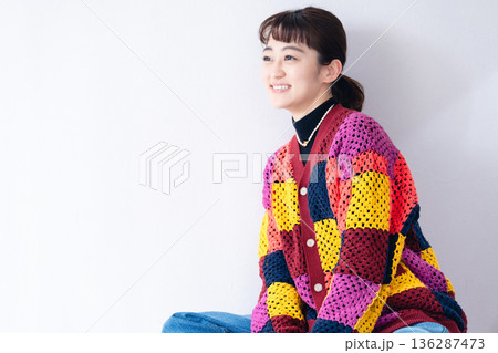 若い女性のカジュアルポートレート 若い女性のカジュアルポートレート 136287473