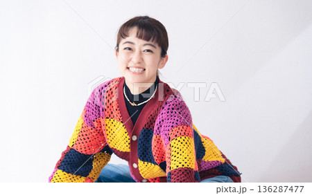 若い女性のカジュアルポートレート 若い女性のカジュアルポートレート 136287477