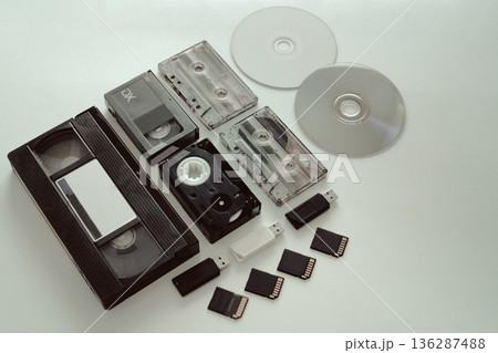 デジタルとアナログの記録媒体の集合写真 136287488