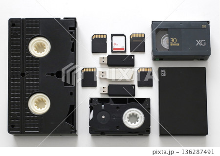 デジタルとアナログの記録媒体の集合写真 デジタルとアナログの記録媒体の集合写真 136287491