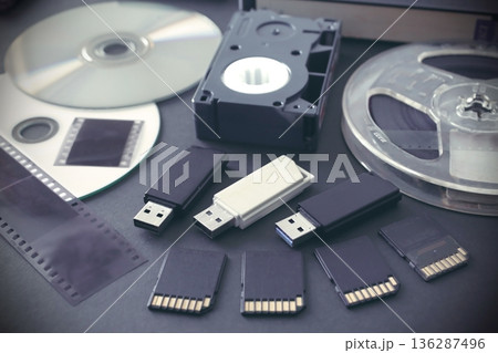 デジタルとアナログの記録媒体の集合写真 136287496