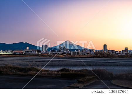 静岡市街地の背後にそびえる朝の富士山と朝焼けのグラデーション 136287664
