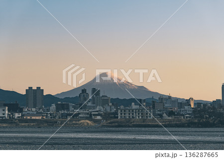 静岡市街地の背後にそびえる朝の富士山と朝焼けのグラデーション 136287665