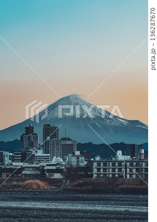 静岡市街地の背後にそびえる朝の富士山と朝焼けのグラデーション 静岡市街地の背後にそびえる朝の富士山と朝焼けのグラデーション 136287670