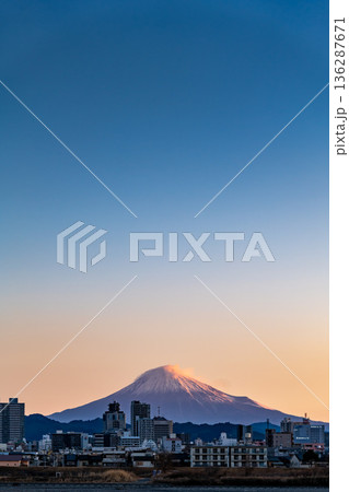 静岡市街地の背後にそびえる朝の富士山と朝焼けのグラデーション 136287671