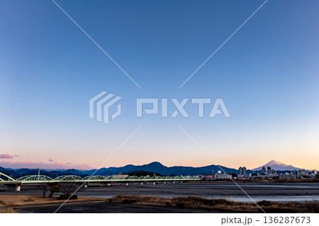 静岡市街地の背後にそびえる朝の富士山と朝焼けのグラデーション 静岡市街地の背後にそびえる朝の富士山と朝焼けのグラデーション 136287673