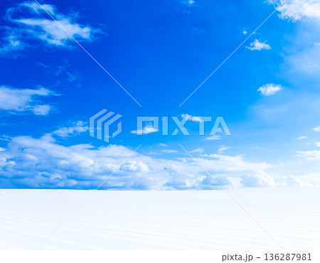 真冬の北海道美瑛町の丘の雪原風景と青空のシンプルな風景 136287981
