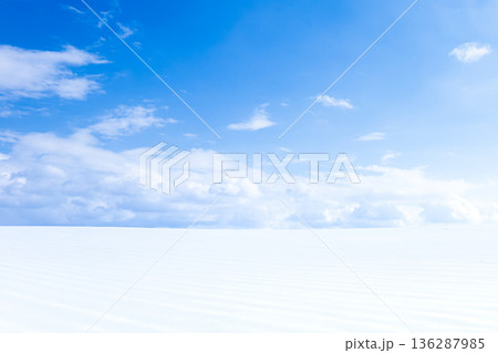真冬の北海道美瑛町の丘の雪原風景と青空のシンプルな風景 真冬の北海道美瑛町の丘の雪原風景と青空のシンプルな風景 136287985