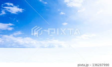 真冬の北海道美瑛町の丘の雪原風景と青空のシンプルな風景 136287990