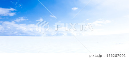 真冬の北海道美瑛町の丘の雪原風景と青空のシンプルな風景 136287991