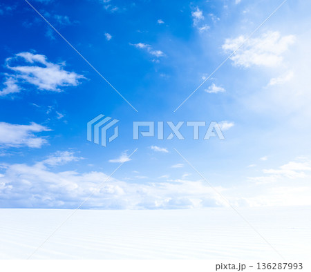 真冬の北海道美瑛町の丘の雪原風景と青空のシンプルな風景 真冬の北海道美瑛町の丘の雪原風景と青空のシンプルな風景 136287993