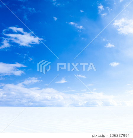 真冬の北海道美瑛町の丘の雪原風景と青空のシンプルな風景 136287994