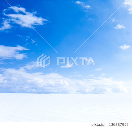 真冬の北海道美瑛町の丘の雪原風景と青空のシンプルな風景 真冬の北海道美瑛町の丘の雪原風景と青空のシンプルな風景 136287995