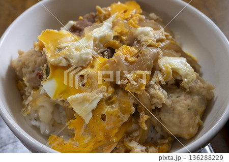 日本の一般家庭のとても美味しい卵とじ丼 136288229