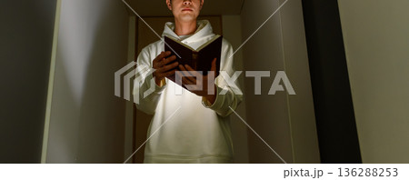 暗闇で本を読む男性 136288253