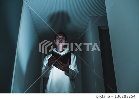 暗闇で本を読む男性 暗闇で本を読む男性 136288254