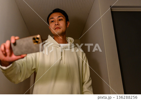男性が廊下で自撮り 136288256